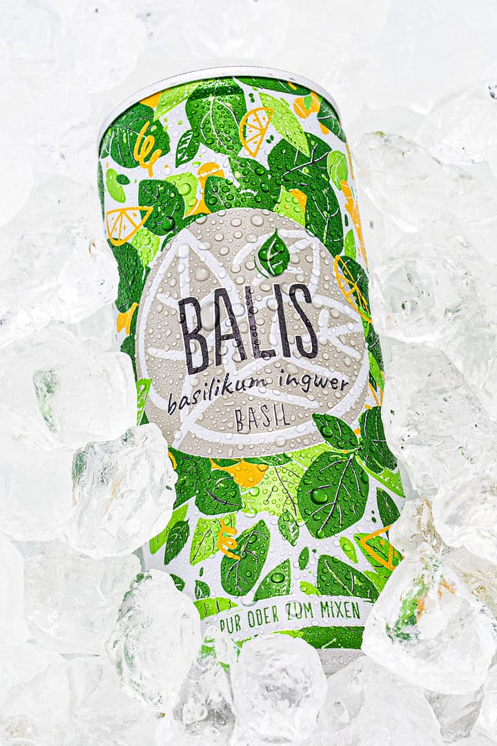 Balis Getränkedose auf Eis Produktfotografie