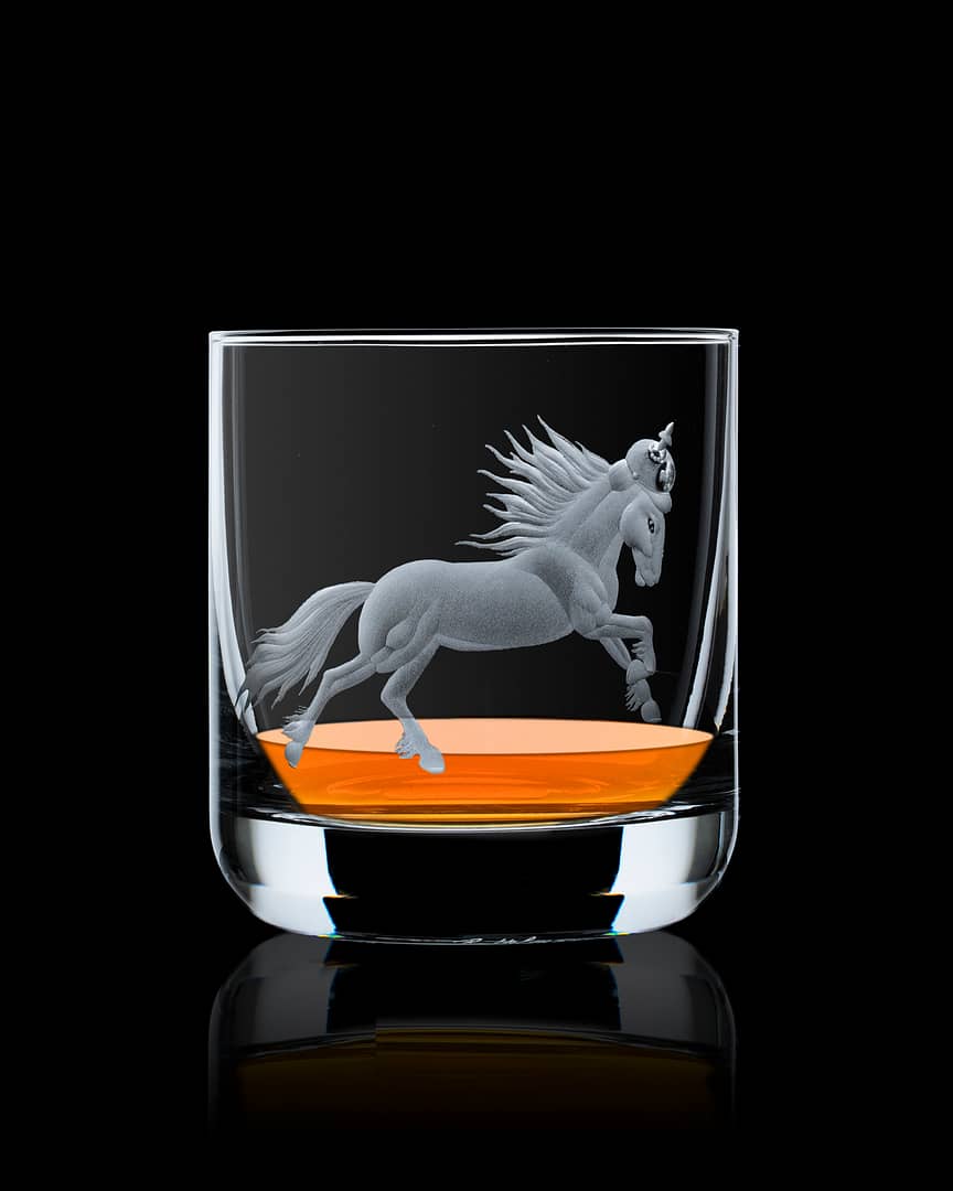 Whisky Tumbler Glas auf schwarz